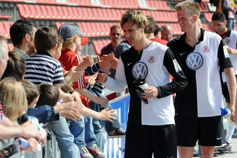 KSV Hessen - SV Wehen Wiesbaden II: Kevin Wölk und Thorsten Bauer bei den Fans