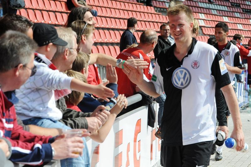 KSV Hessen - SV Wehen Wiesbaden II: Thorsten Bauer bei shakehands mit den Fans