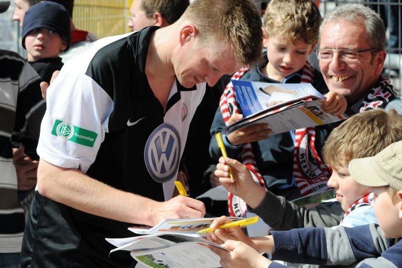 KSV Hessen - SV Wehen Wiesbaden II: Thorsten Bauer gibt Autogramme nach Abpfiff