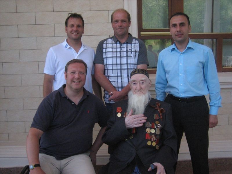 KSV Trainingslager Dushanbe/Tadschikistan: Mirko Dickhaut, Rainer Homburg, Albrecht Striegel zu Besuch bei Aliks Grossvater