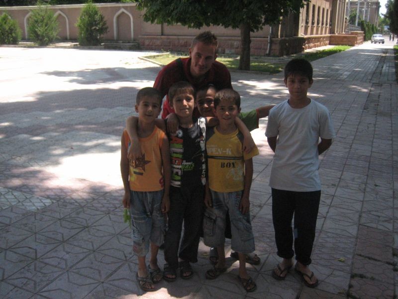 Trainingslager Dushanbe / Tadschikistan - Spiel FK Istiqiol Dushanbe - KSV Hessen: Pascal Formann mit Kindern