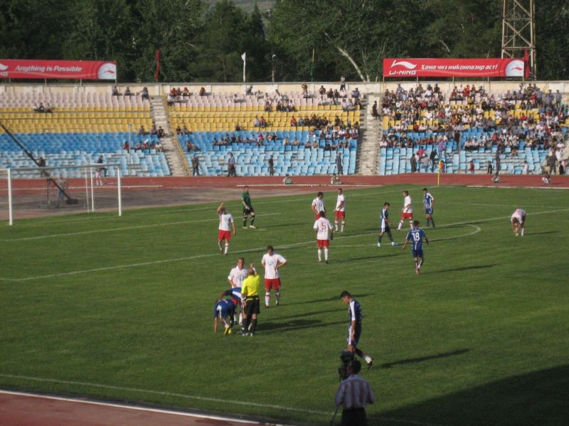 Trainingslager Dushanbe / Tadschikistan - Spiel FK Istiqiol Dushanbe - KSV Hessen: Freistoss für Dushanbe