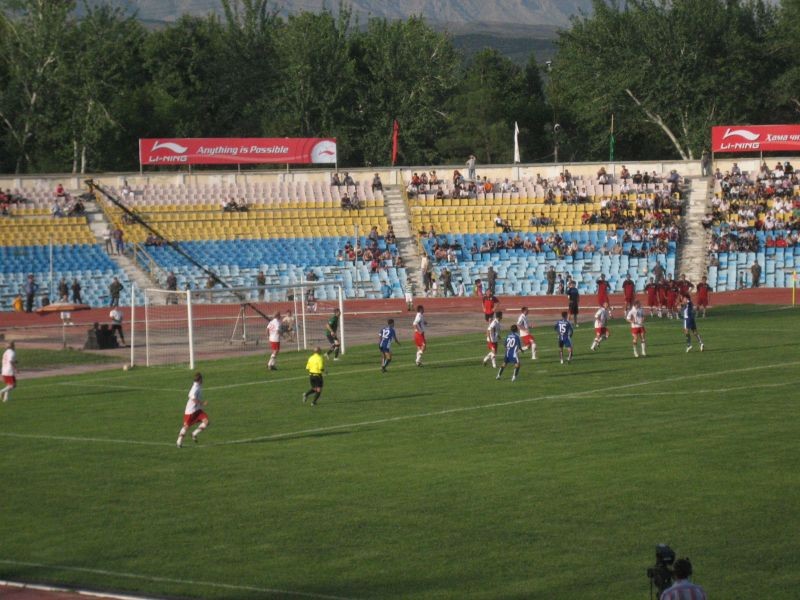 Trainingslager Dushanbe / Tadschikistan - Spiel FK Istiqiol Dushanbe - KSV Hessen: Istiqlol im Angriff