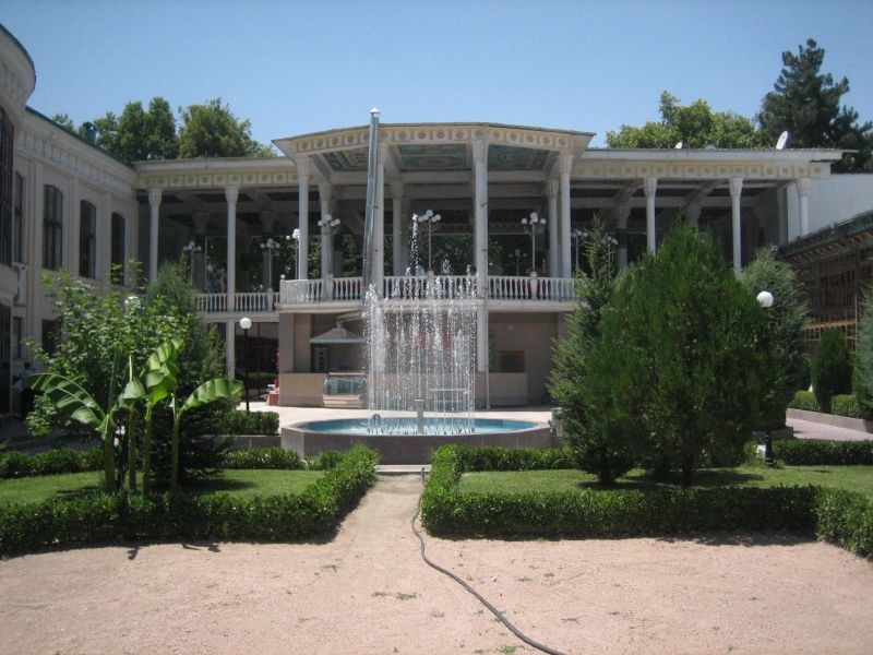 Trainingslager Dushanbe / Tadschikistan - Spiel FK Istiqiol Dushanbe - KSV Hessen: Der Innenhof des Teehaus Roschat