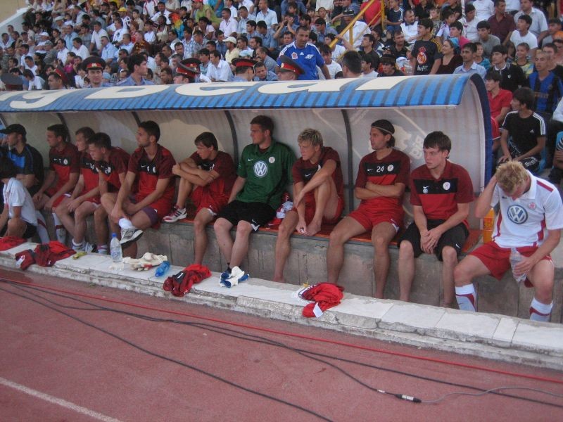 Trainingslager Dushanbe / Tadschikistan - Spiel FK Istiqiol Dushanbe - KSV Hessen: Die Bank der Löwen