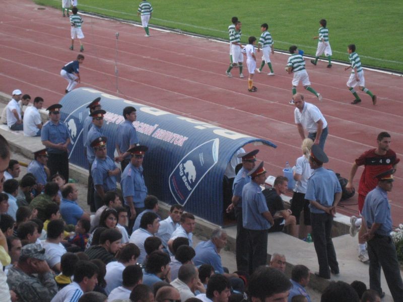 Trainingslager Dushanbe / Tadschikistan - Spiel FK Istiqiol Dushanbe - KSV Hessen: Die gut bewachte Trainerbank