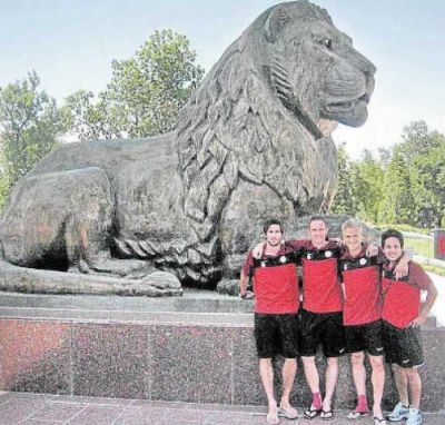 Fünf Löwen in Tadschikistan: Vier Fußballer des KSV Hessen Kassel (von links) Kai Koitka, Sven Hoffmeister, Sebastian Gundelach und Ken Asaeda während des Trainingslagers.