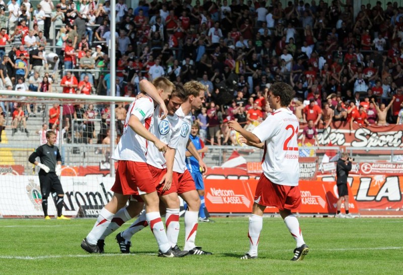 KSV Hessen - Karlsruher SC II: Jubel der Mannschaft
