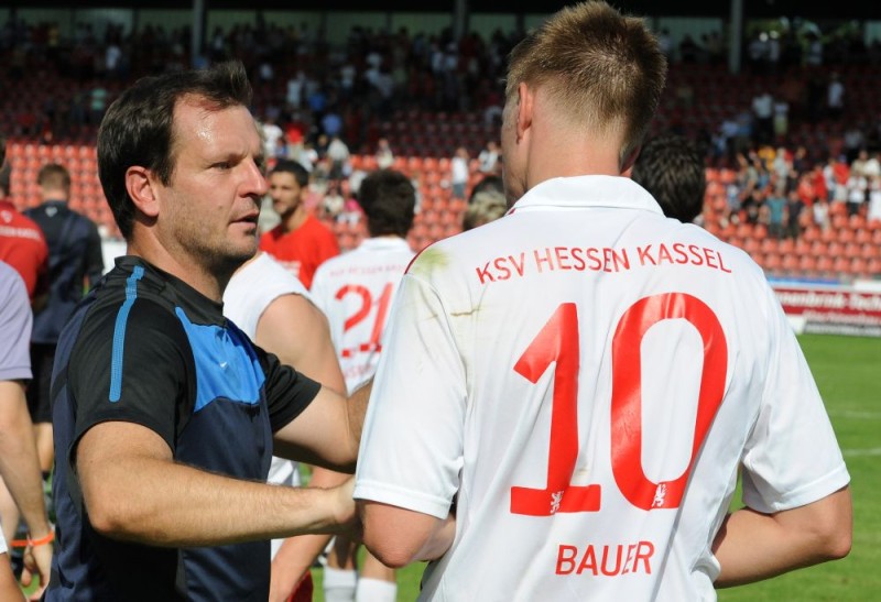 KSV Hessen - Karlsruher SC II: Mirko Dickhaut mit Thorsten Bauer im Gespräch