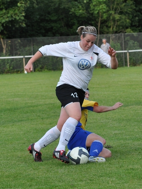 KSV Hessen Frauen - SG Landau/Wolfhagen: Sarah Davies - Zweikampf