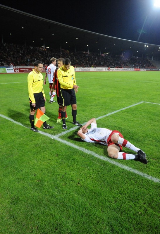 KSV Hessen - Eintracht Frankfurt II: Tobias Damm liegt verletzt am Boden