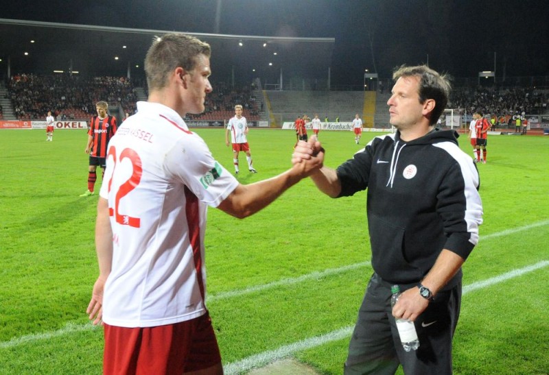 KSV Hessen - Eintracht Frankfurt II: Tobias Damm bei Shakehands mit Mirko Dickhaut