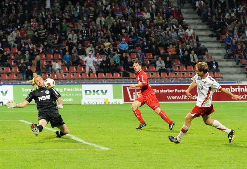 KSV Hessen - SC Pfullendorf: Enrico Gaede beim Torschuß