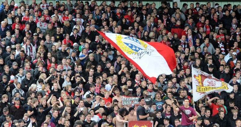 KSV Hessen - SV Darmstadt 98: Fans schwingen Fahne