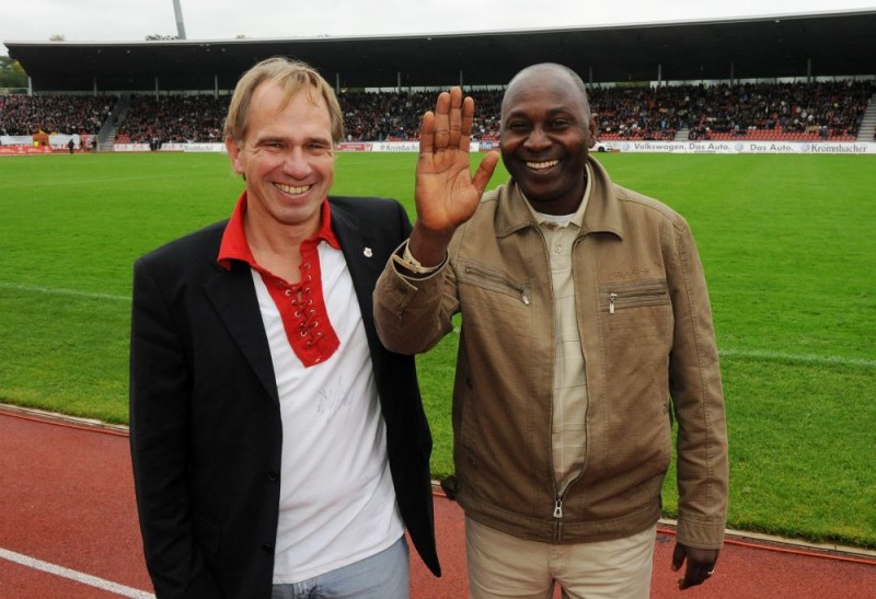 KSV Hessen - SV Darmstadt 98: Jens Rose mit Mr. Sano, dem Landwirtschaftsminister von Guinea