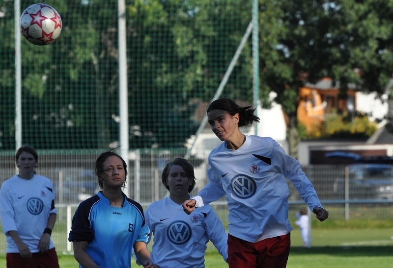 FSV Kassel - KSV Hessen Frauen: Peggy Riedel beim Kopfball