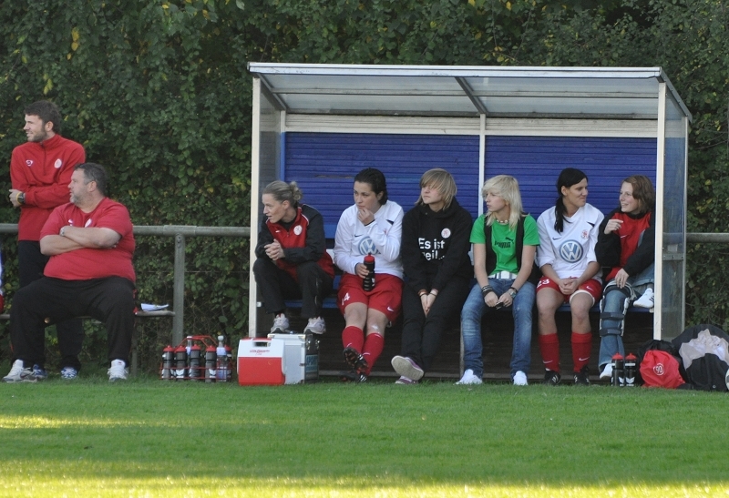 FSV Kassel - KSV Hessen Frauen: Trainergespann, Physiotherapeutin und Auswechsel-,Verletzten- sowie Zuschauerbank