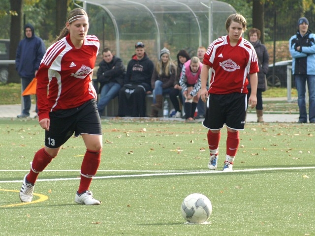 KSV Frauen II - SV Schw.-Weiss Battenhausen: Adelina Morina beim Elfmeter