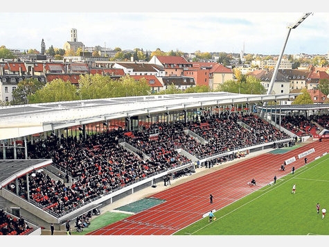 Die neue Haupttribüne des KSV Hessen beim Spiel gegen den 1. FC Nürnberg II