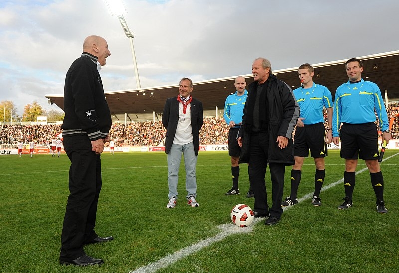 Wolfgang Kleff und Holger Brück beim Anstoß