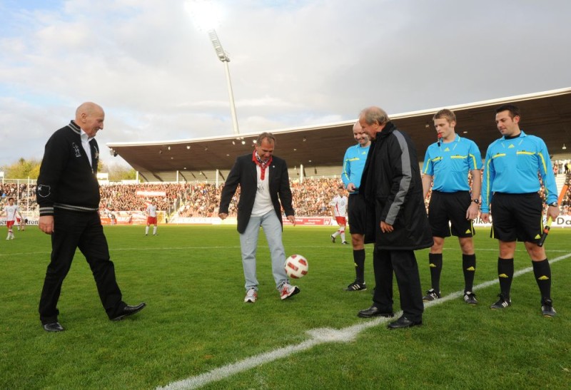 KSV Hessen - 1. FC Nürnberg II: Anstoss durch Wolfgang Kleff und Holger Brück mit Jens Rose und dem Schiedsrichtergespann