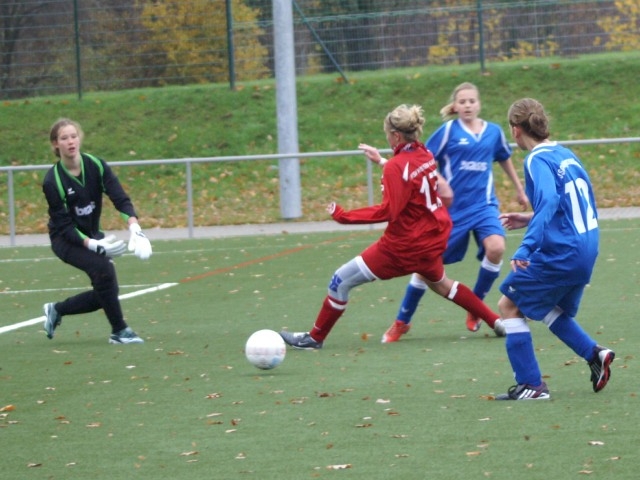 KSV B-Juniorinnen - JSG Altengronau / Jossa: Vanessa Fischer setzt nach einem Schuss von Sara Djerlek nach