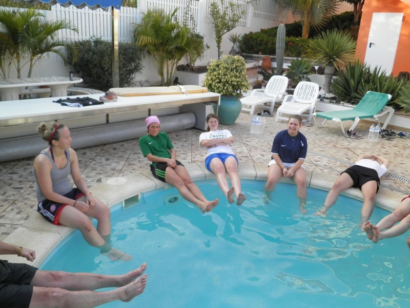 Frauen im Trainingslager auf Gran Canaria: Poolsitzen