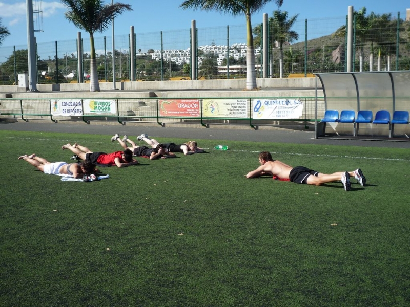 Frauen im Trainingslager auf Gran Canaria: Stabilisationsübungen