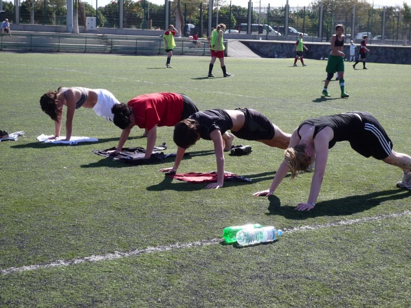 Frauen im Trainingslager auf Gran Canaria: Fußballplatz