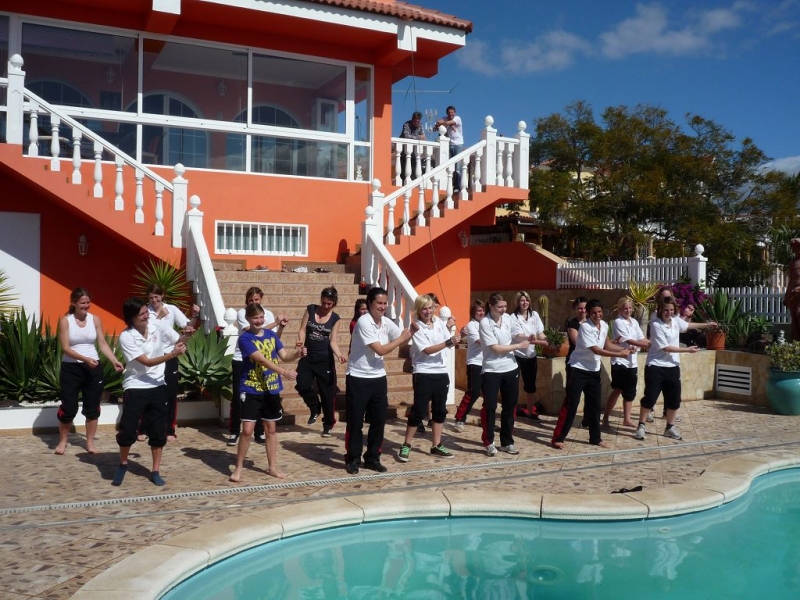 Frauen im Trainingslager auf Gran Canaria: Tele-Gym am Pool