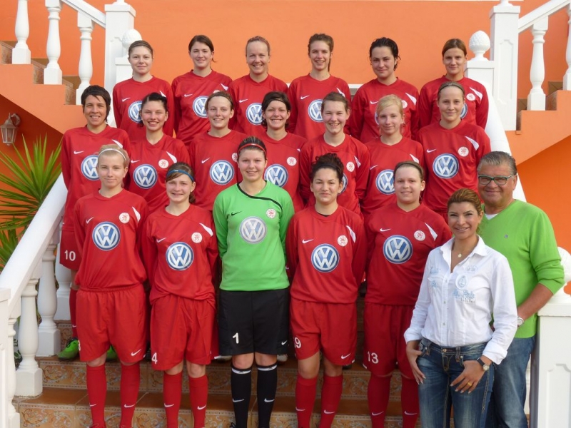 Frauen im Trainingslager auf Gran Canaria: Mannschaftsfoto mit Sponsor Klapp