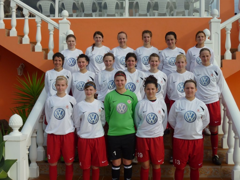 Frauen im Trainingslager auf Gran Canaria: Mannschaftsfoto in rot-weiß