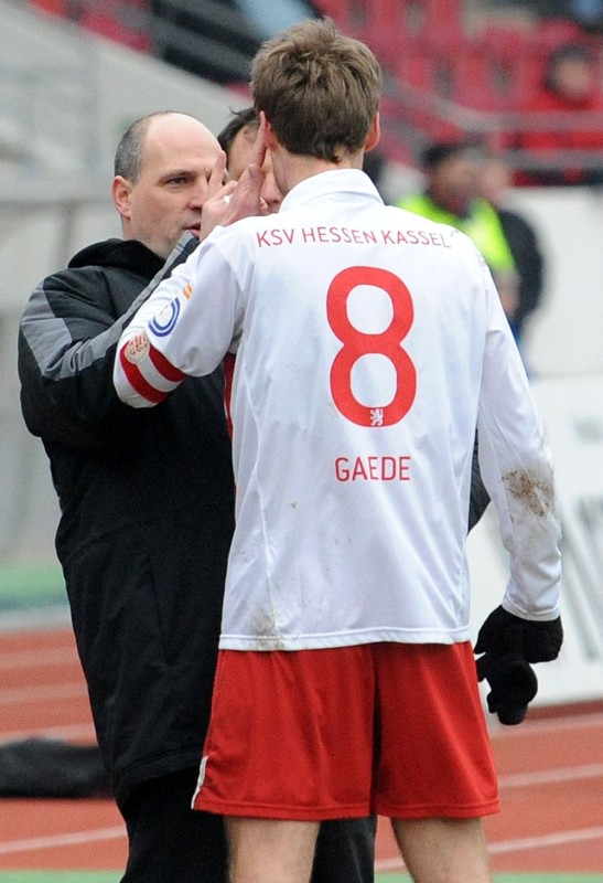 KSV Hessen - SC Freiburg II: Behandlung durch Karsten Pfeifer bei Enrico Gaede