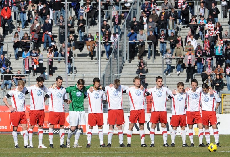 KSV Hessen - FC Memmingen: Schweigeminute für die Opfer des Erdbebens in Japan