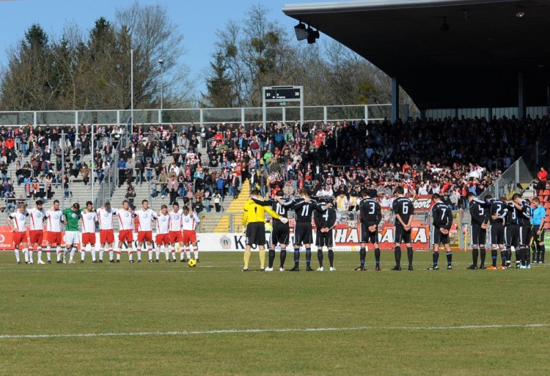 KSV Hessen - FC Memmingen: Schweigeminute für die Opfer des Erdbebens in Japan