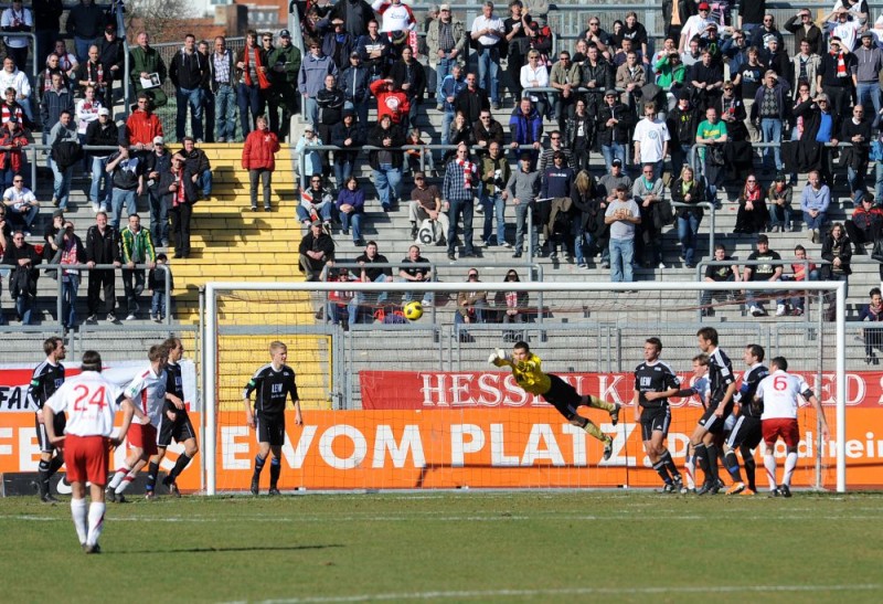 KSV Hessen - FC Memmingen: Schuss auf das Tor