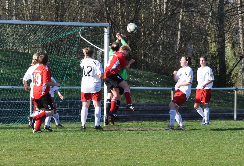 KSV Hessen Kassel - TSG Kammerbach: Carina Gottwald klärt vorm Tor