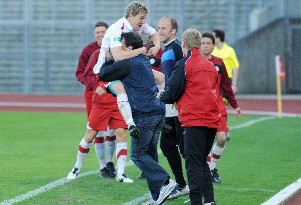 KSV Hessen - SG Sonnenhof Grossaspach: Andreas Mayer feiert Tor mit Mirko Dickhaut