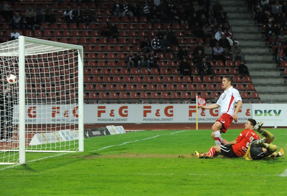 KSV Hessen - SG Sonnenhof Grossaspach: Tobias Damm schiesst Ball ins Tor