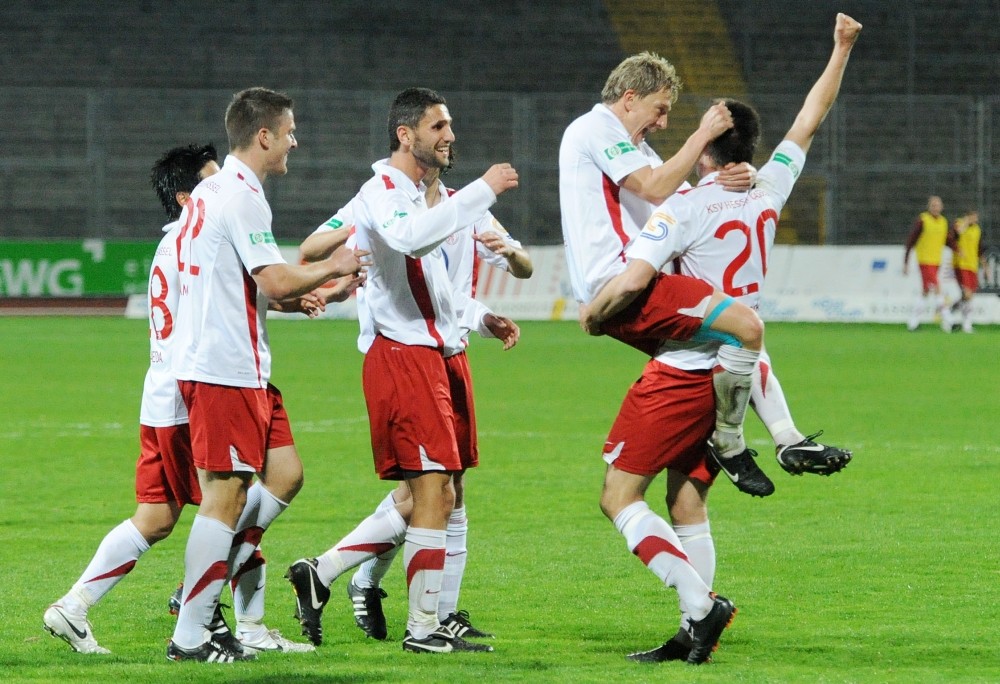 KSV Hessen - SG Sonnenhof Grossaspach: Jubel der Mannschaft