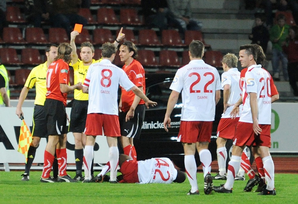 KSV Hessen - SG Sonnenhof Grossaspach: Rote Karte für einen Spieler Grossaspacher nach Foul an Ture Ott