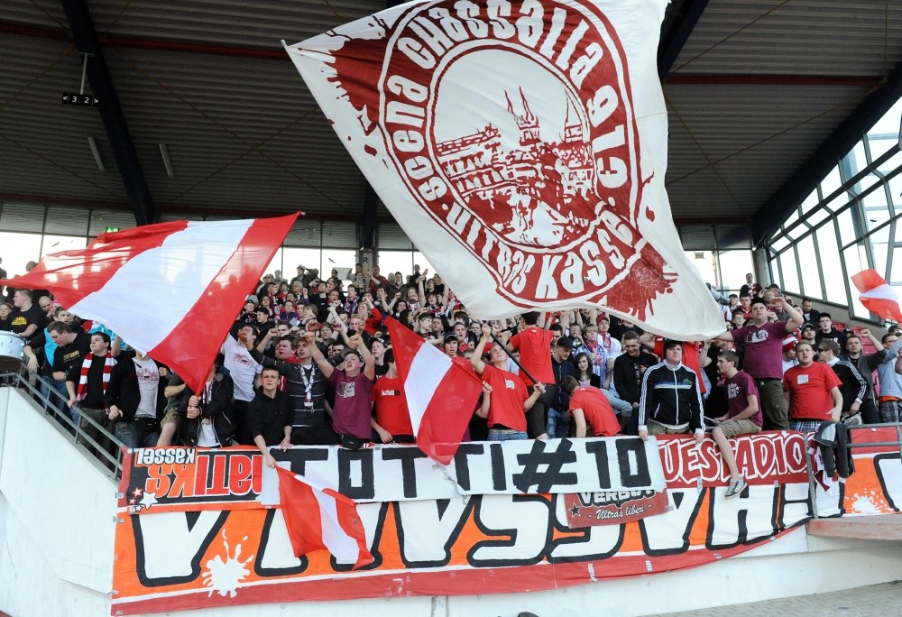 KSV Hessen - SG Sonnenhof Grossaspach: Fans auf der Nordtribüne