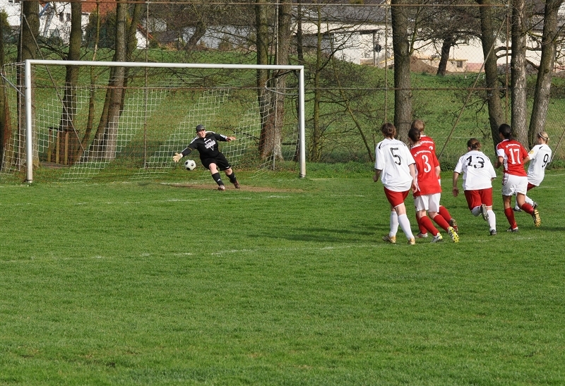 SV Ehringshausen - KSV Hessen Kassel: Verwandelter Handelfmeter von Katharina Zech