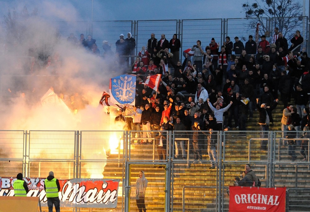 KSV Hessen - Offenbacher Kickers: Bengalos im Gästeblock