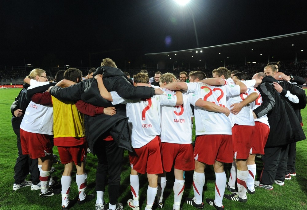 KSV Hessen - Offenbacher Kickers: Jubel, Mannschaft