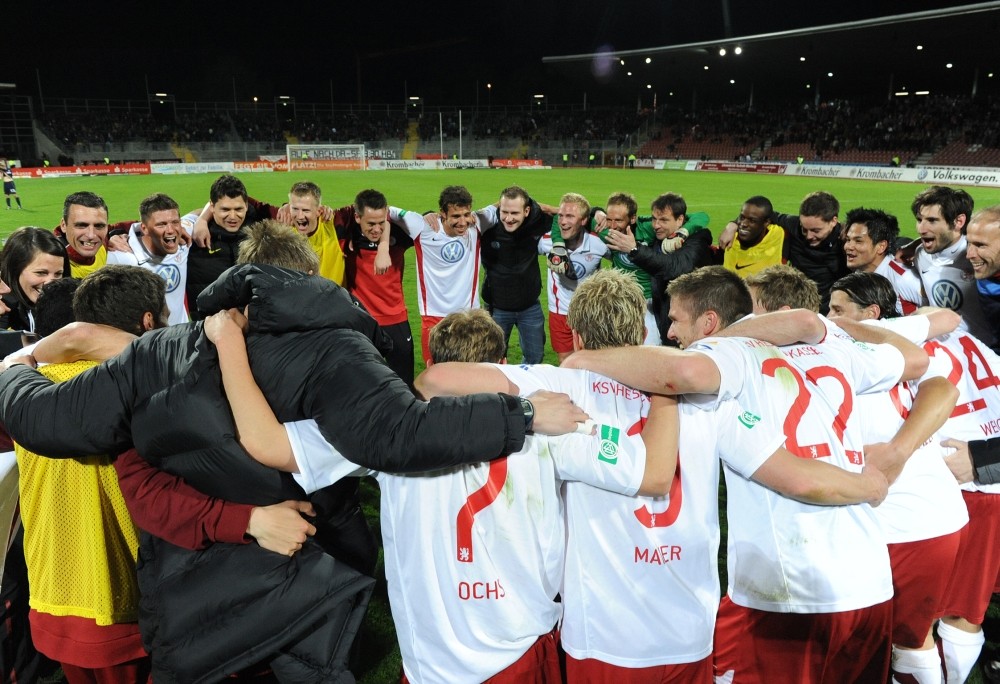 KSV Hessen - Offenbacher Kickers: Jubel, Mannschaftskreis