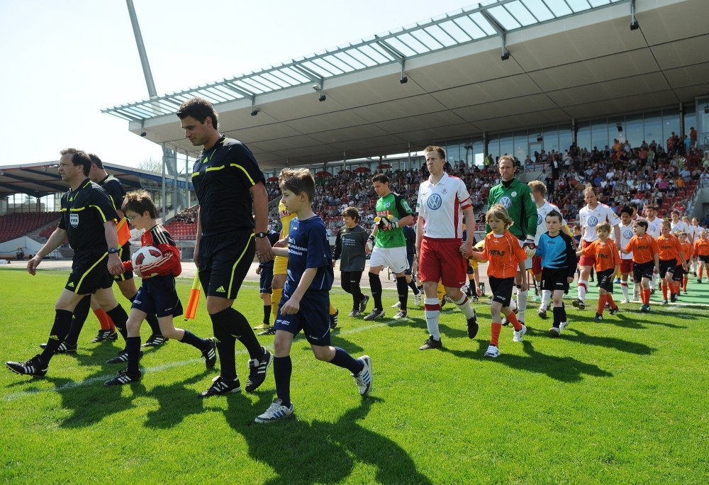 KSV Hessen - Stuttgarter Kickers: Einlauf der Teams