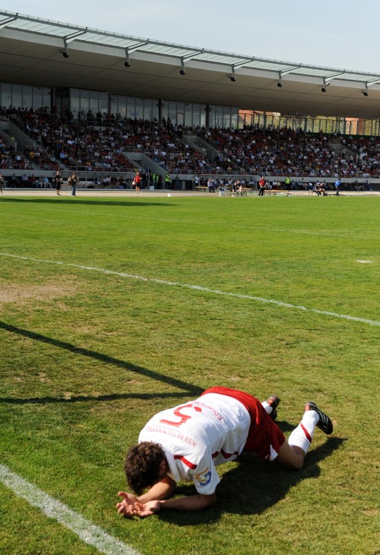 KSV Hessen - Stuttgarter Kickers: Grembowietz am Boden