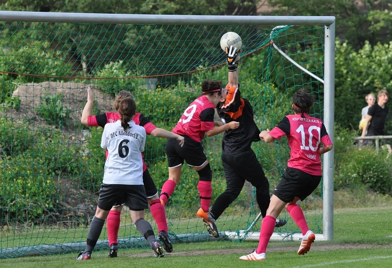 KSV Hessen Kassel - DFC Allendorf/Eder: Die Gäste-Torfrau mit einer von vielen Rettungsaktionen