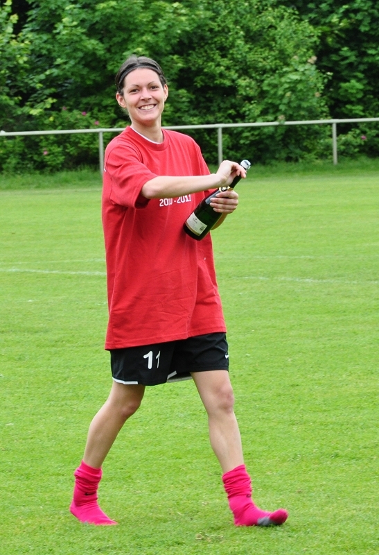 KSV Hessen Kassel - DFC Allendorf/Eder: Lisa Lattermann mit Sektflasche